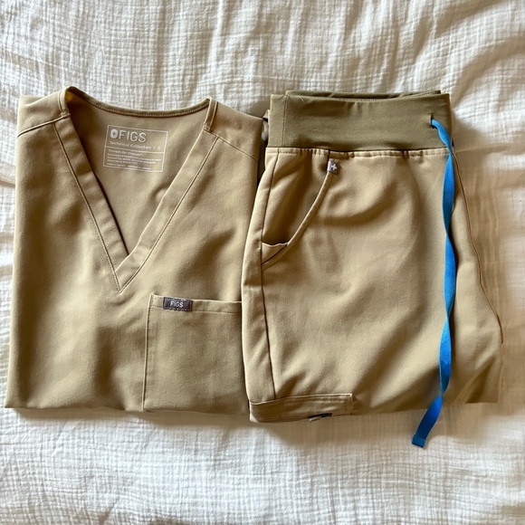 FIGS Scrub Set Sandstone - Picture 1 of 5